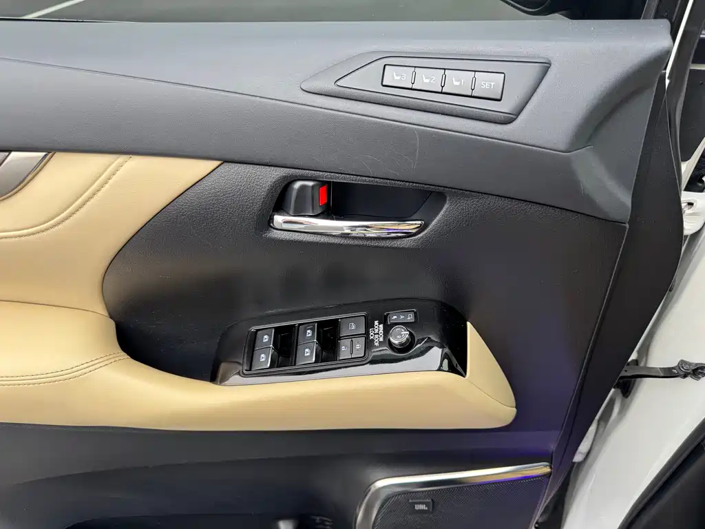 Toyota Alphard — миниатюра 20