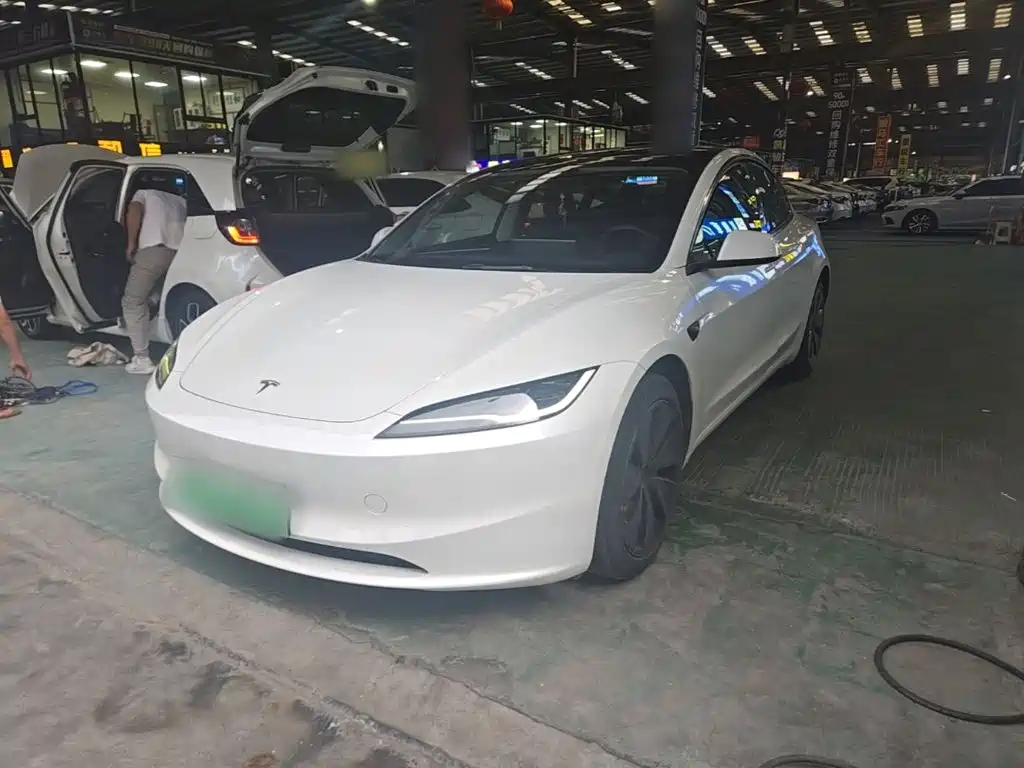 Tesla Model 3 — миниатюра 2