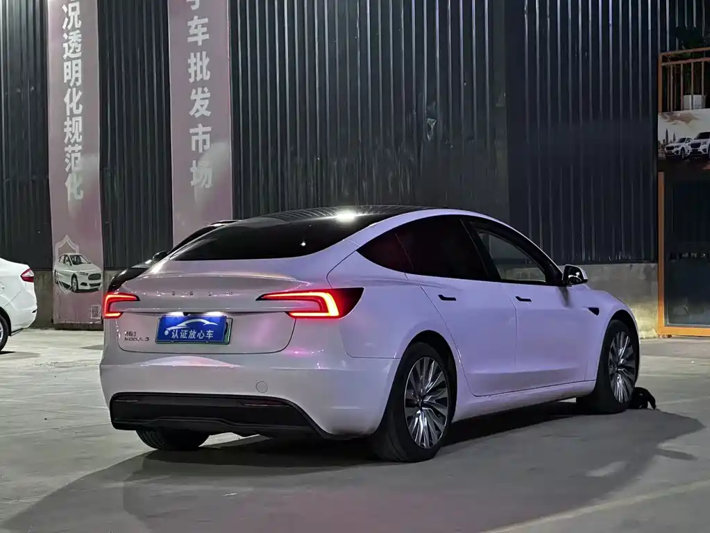 Tesla Model 3 — миниатюра 7