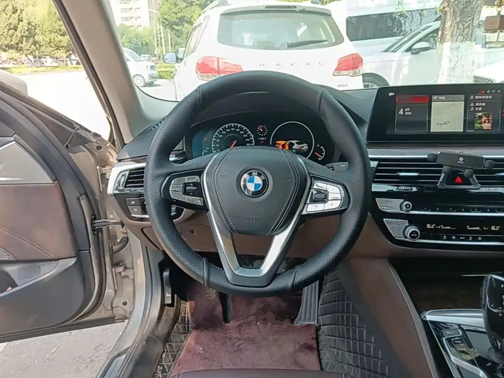 BMW 5 Series — миниатюра 11