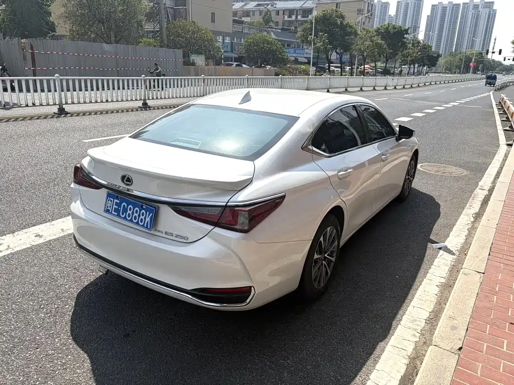 Lexus ES — миниатюра 2