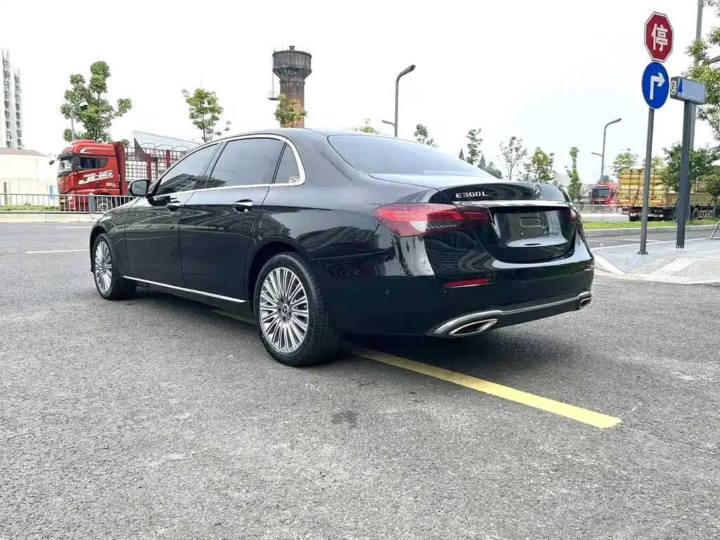 Mercedes-Benz E-Class — миниатюра 9