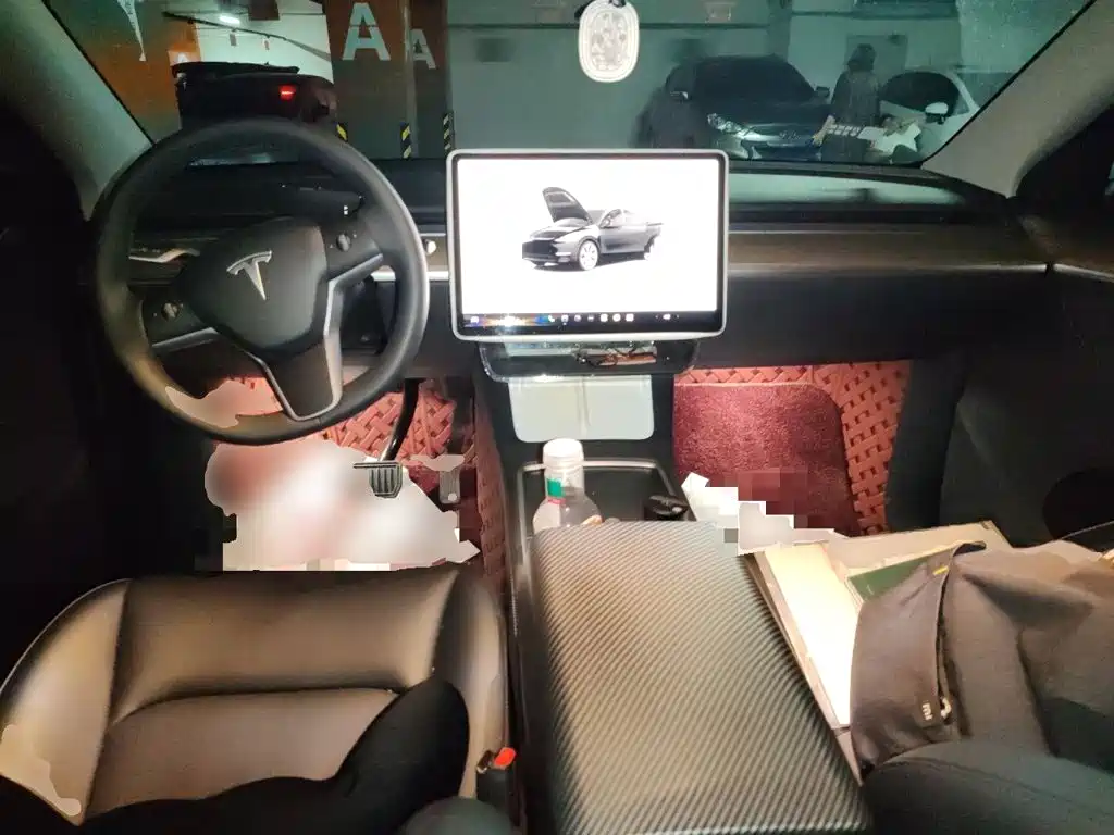 Tesla Model Y — миниатюра 10