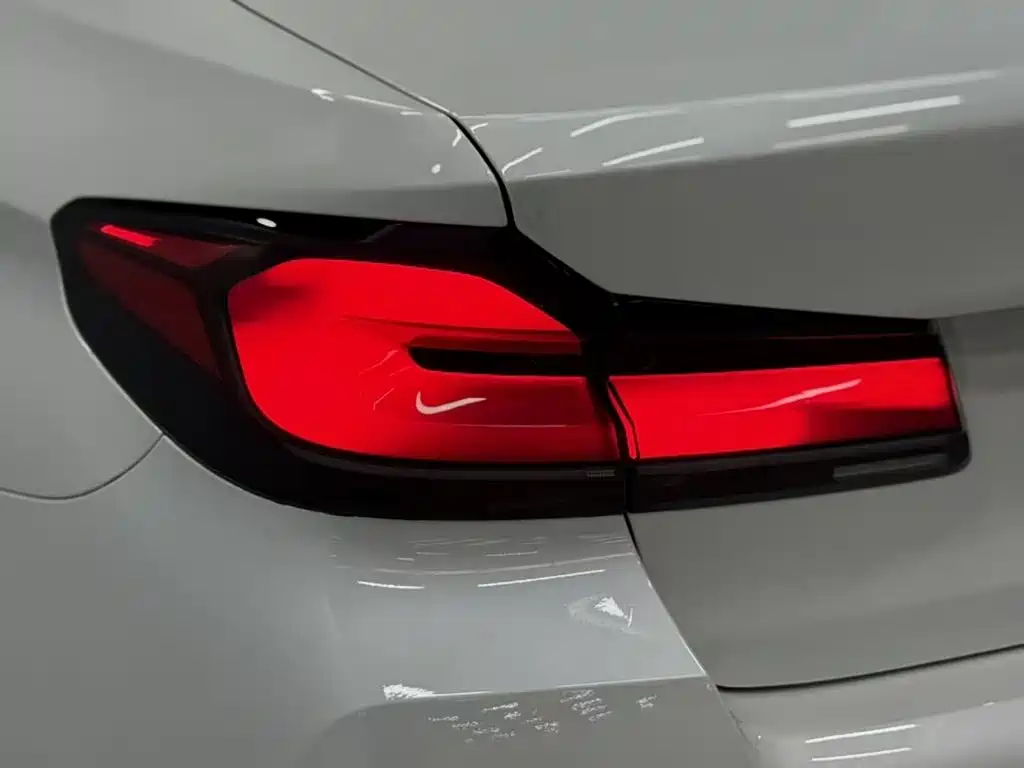 BMW 5 Series — миниатюра 8