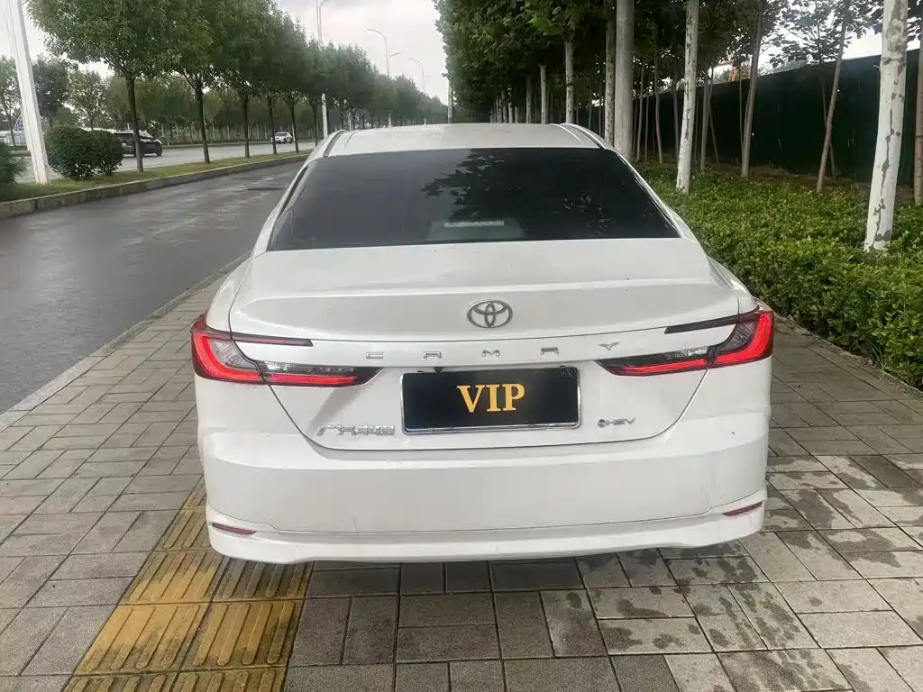 Toyota Camry — миниатюра 5