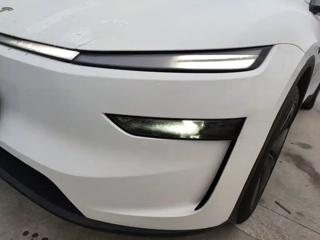 Tesla Model Y — миниатюра 24