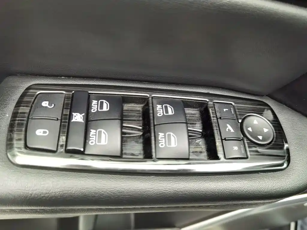 Jeep Grand Commander — миниатюра 9