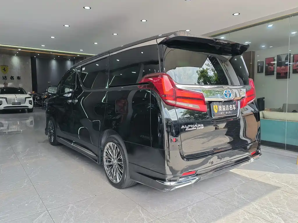 Toyota Alphard — миниатюра 21
