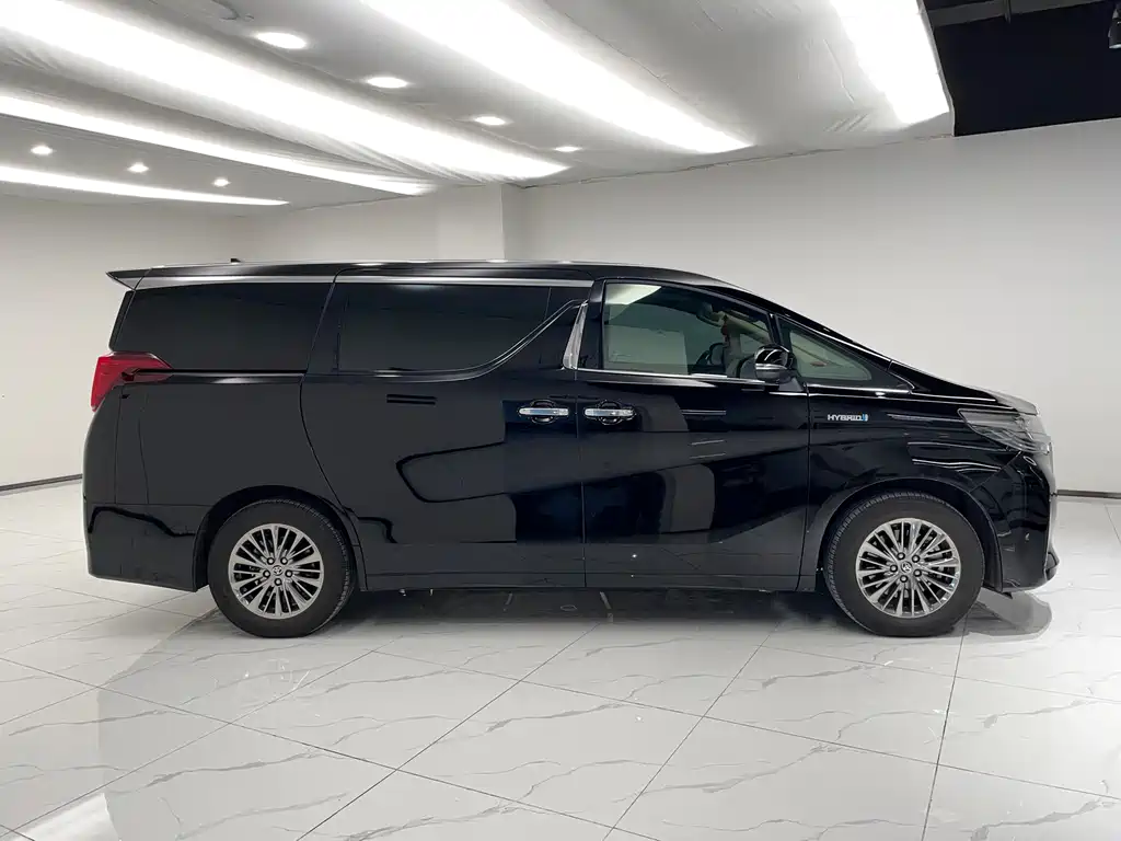 Toyota Alphard — миниатюра 2