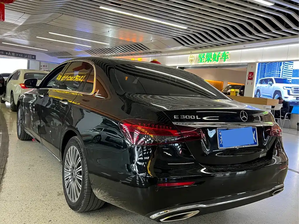 Mercedes-Benz E-Class — миниатюра 7