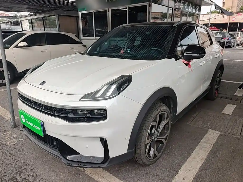 Lynk & Co 06