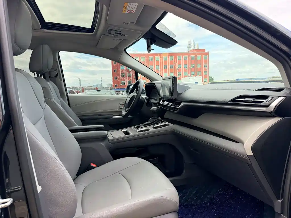 Toyota Granvia — миниатюра 8