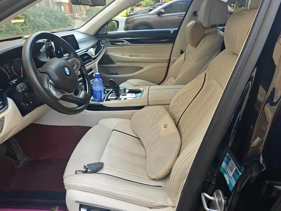 BMW 7 Series — миниатюра 9