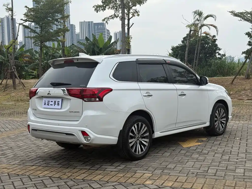 MITSUBISHI OUTLANDER