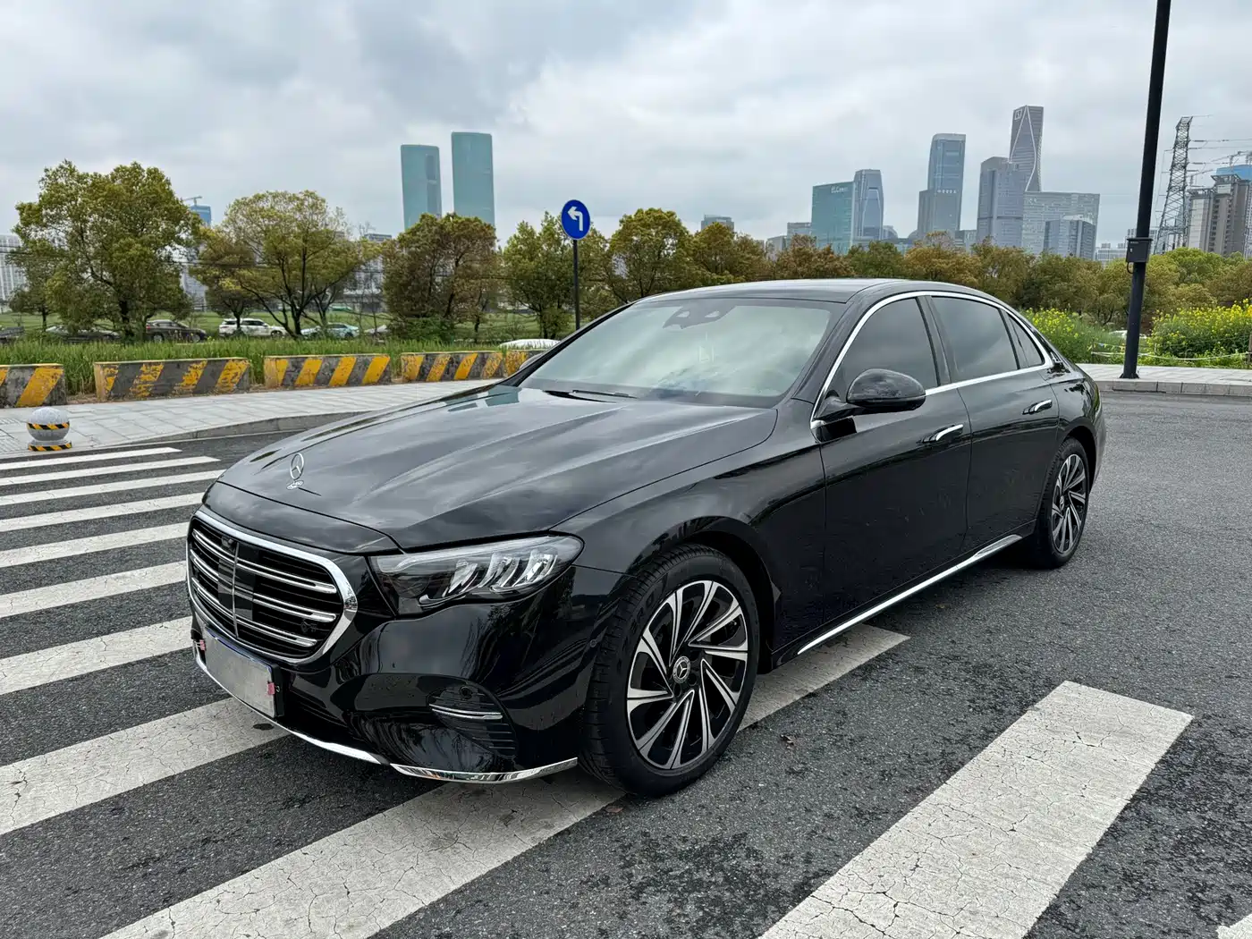 奔驰E级 2025款 E 300 L 豪华型 2025