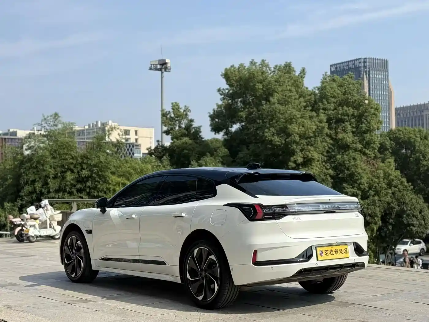 Zeekr 001