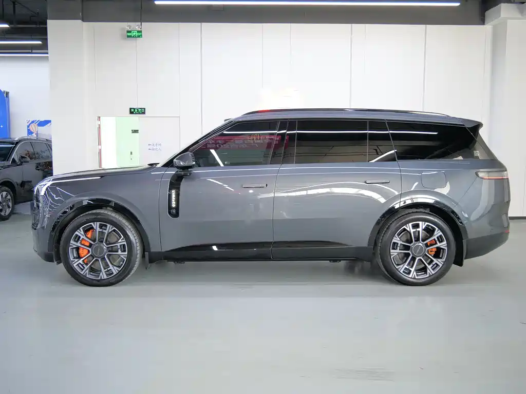 LYNK & CO 900