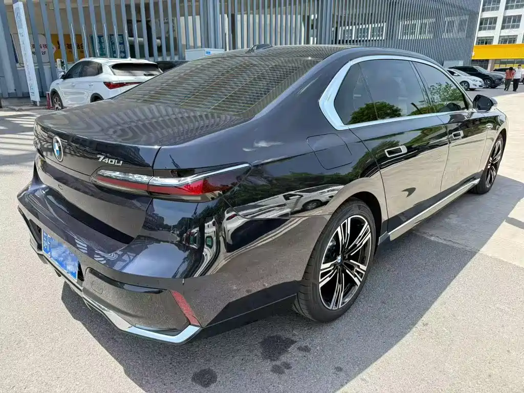 BMW 7 Series — миниатюра 7