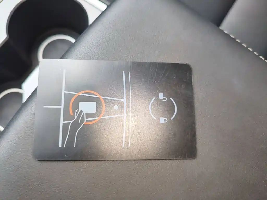 Tesla Model Y — миниатюра 9
