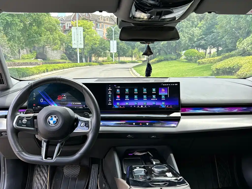 BMW 5 Series — миниатюра 7