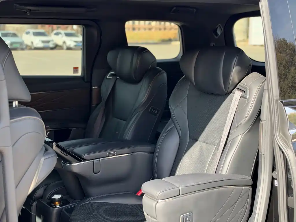Toyota Alphard — миниатюра 10