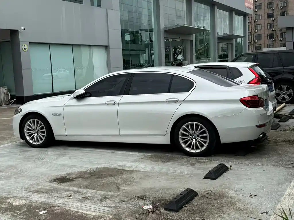BMW 5 Series — миниатюра 4
