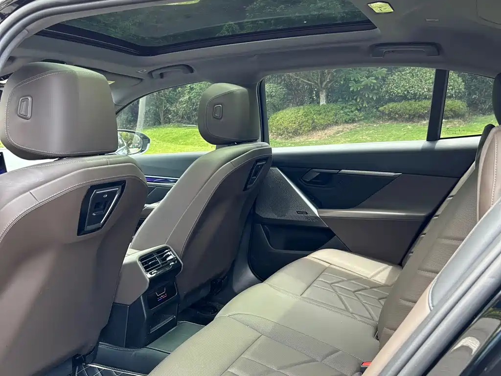 BMW 5 Series — миниатюра 9