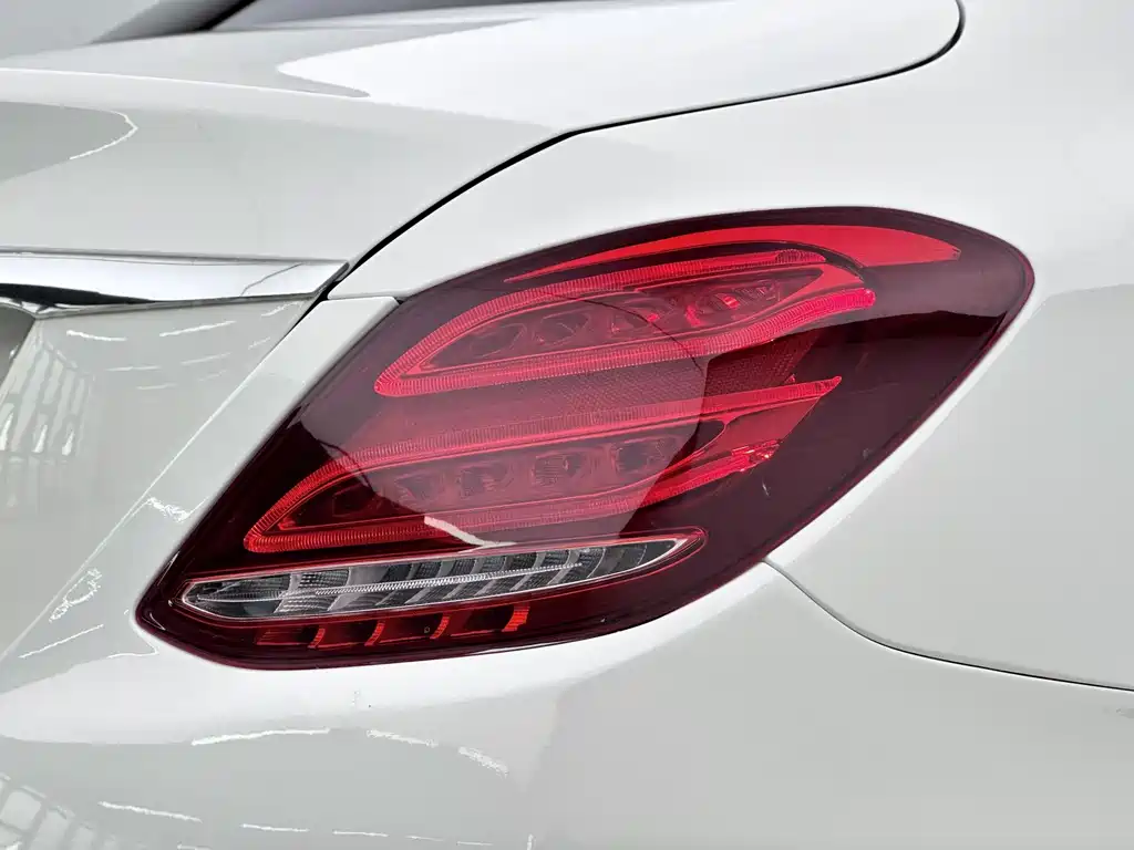 Mercedes-Benz C-Class — миниатюра 11
