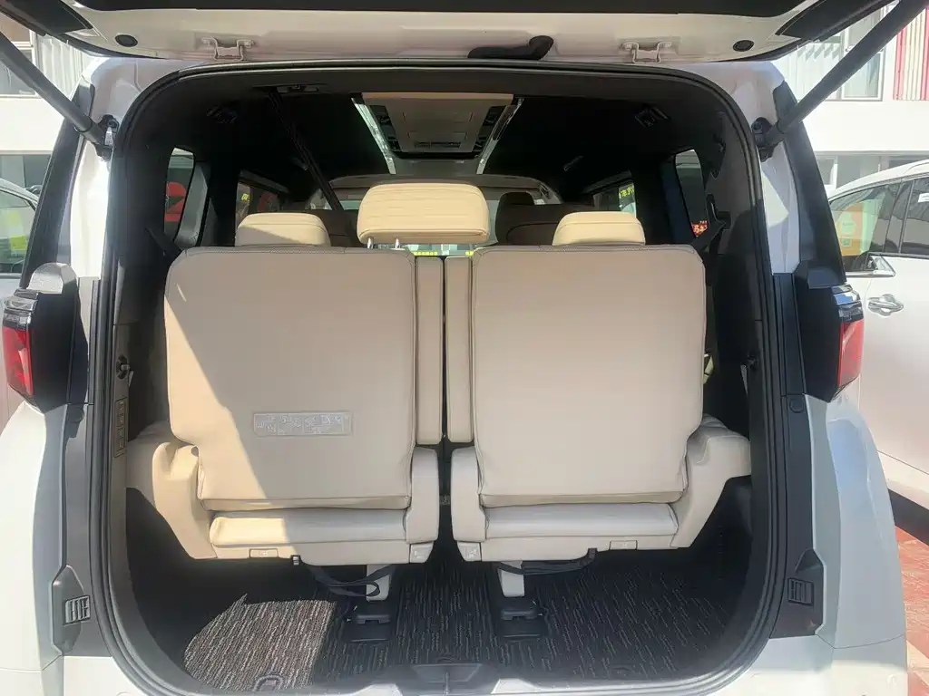 Toyota Alphard — миниатюра 8