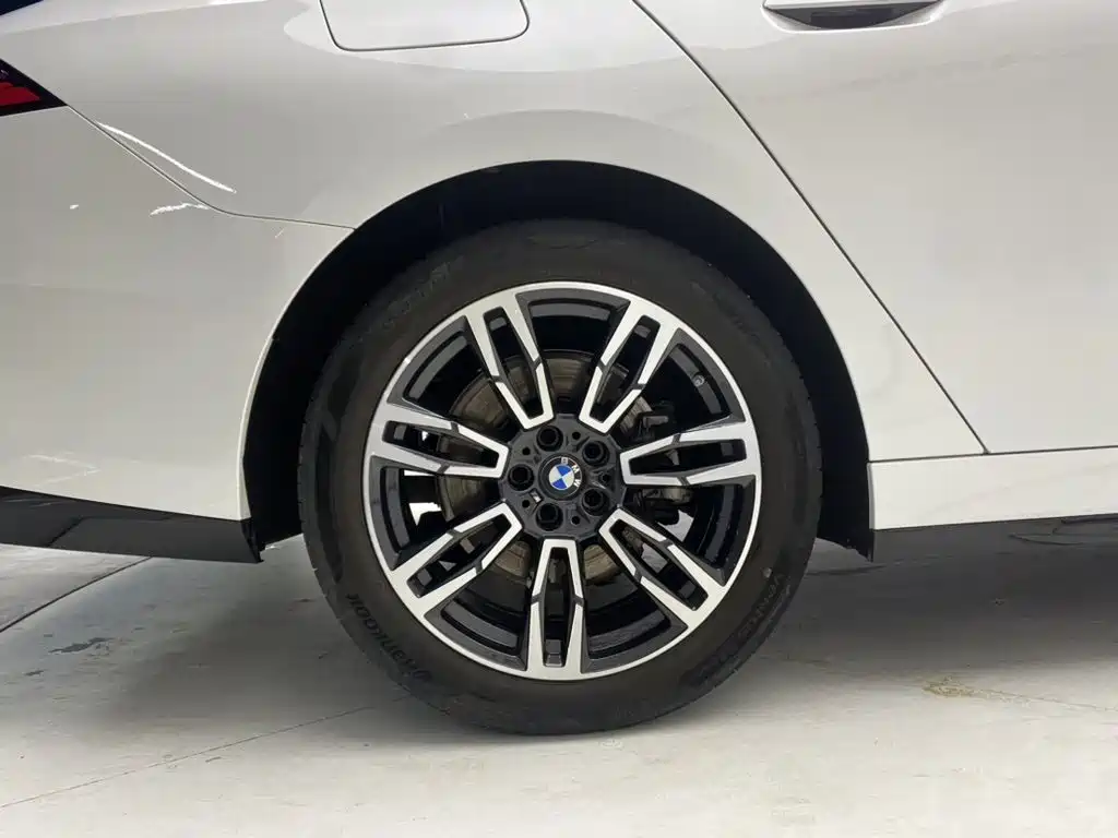BMW 5 Series — миниатюра 11