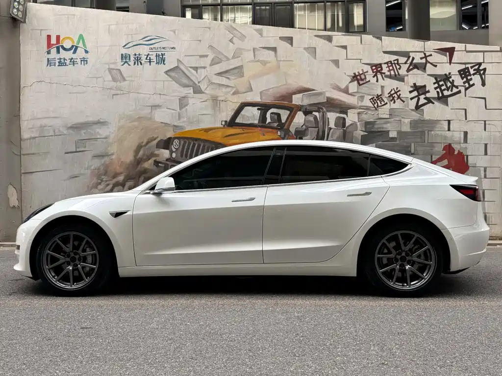 Tesla Model 3 — миниатюра 3