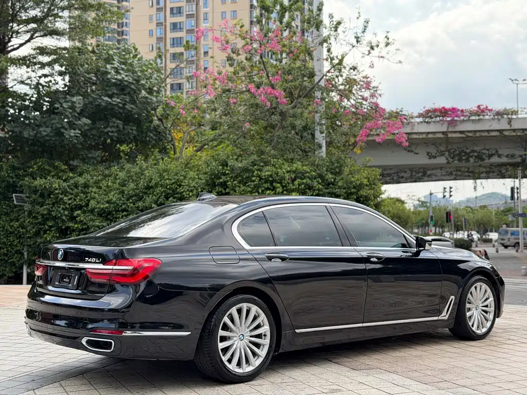 BMW 7 Series — миниатюра 4