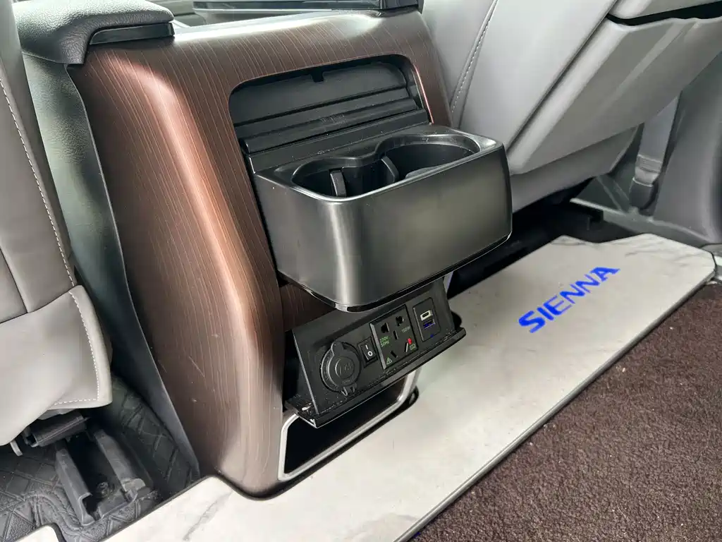 Toyota Sienna — миниатюра 11