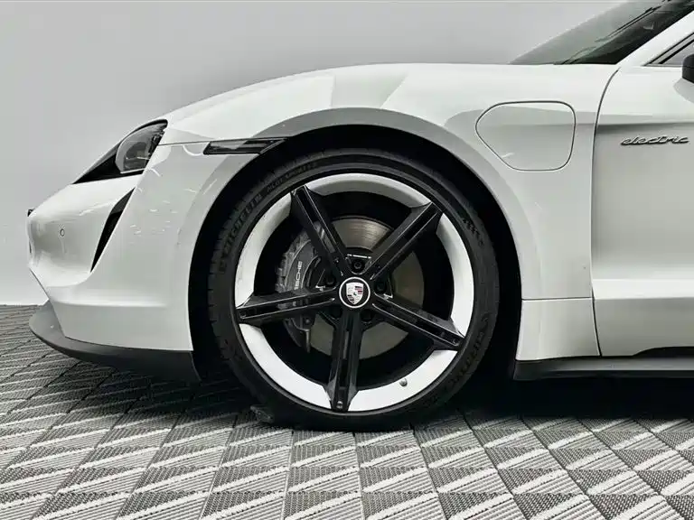 Porsche Taycan — миниатюра 7
