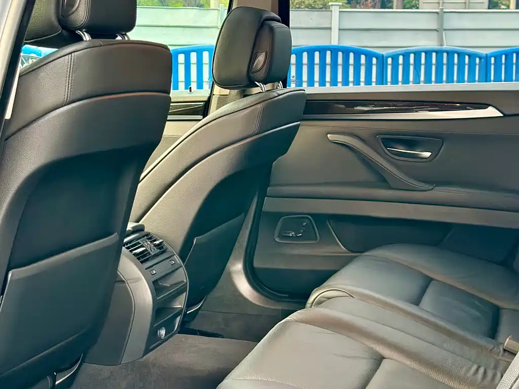 BMW 5 Series — миниатюра 13