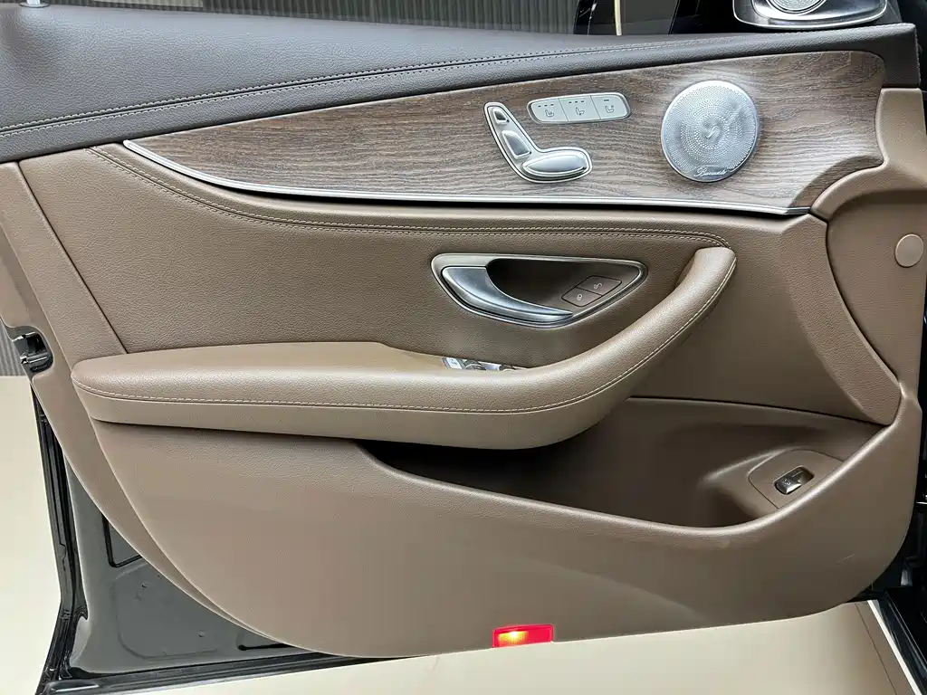 Mercedes-Benz E-Class — миниатюра 9