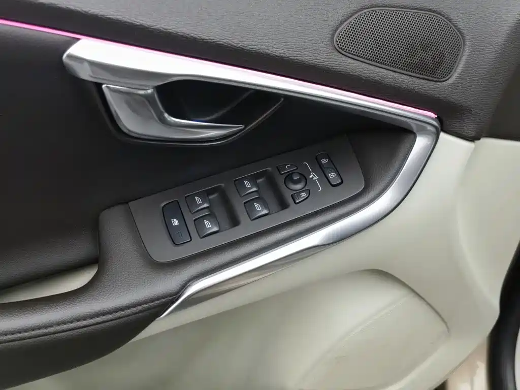 Volvo V40 — миниатюра 9