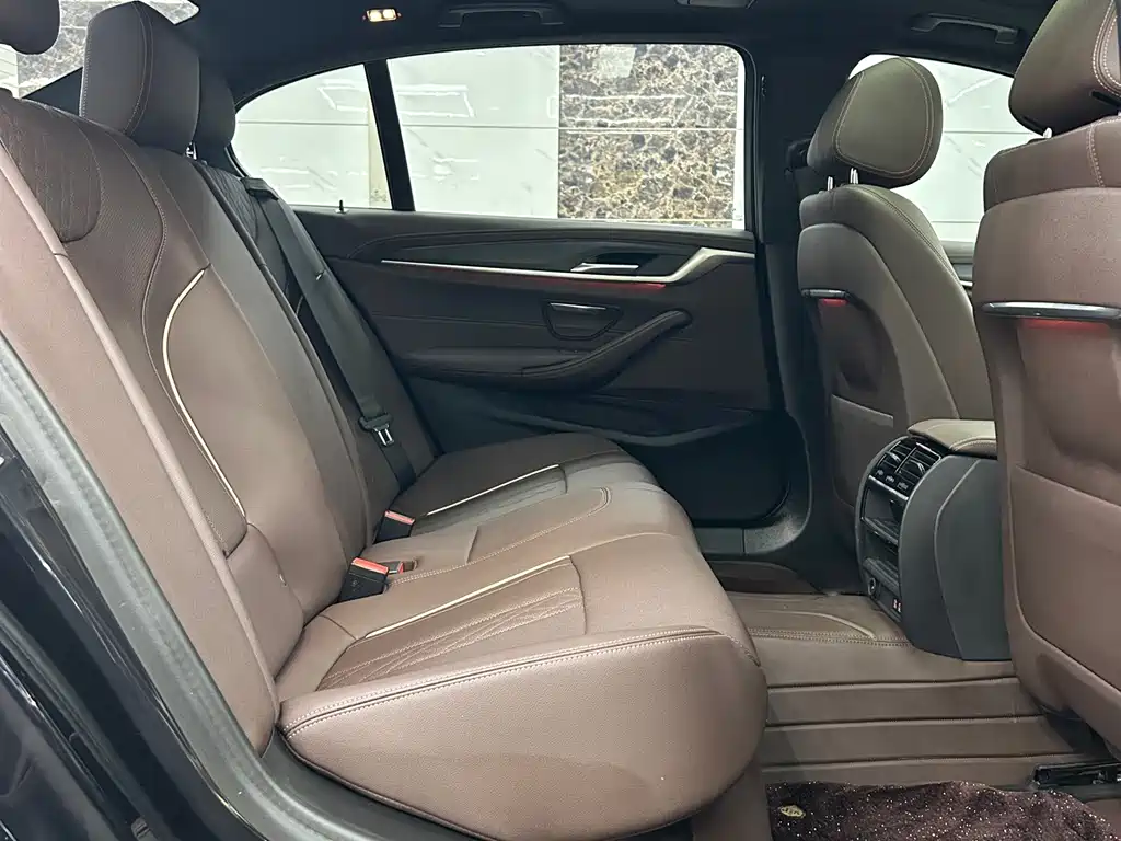 BMW 5 Series — миниатюра 11
