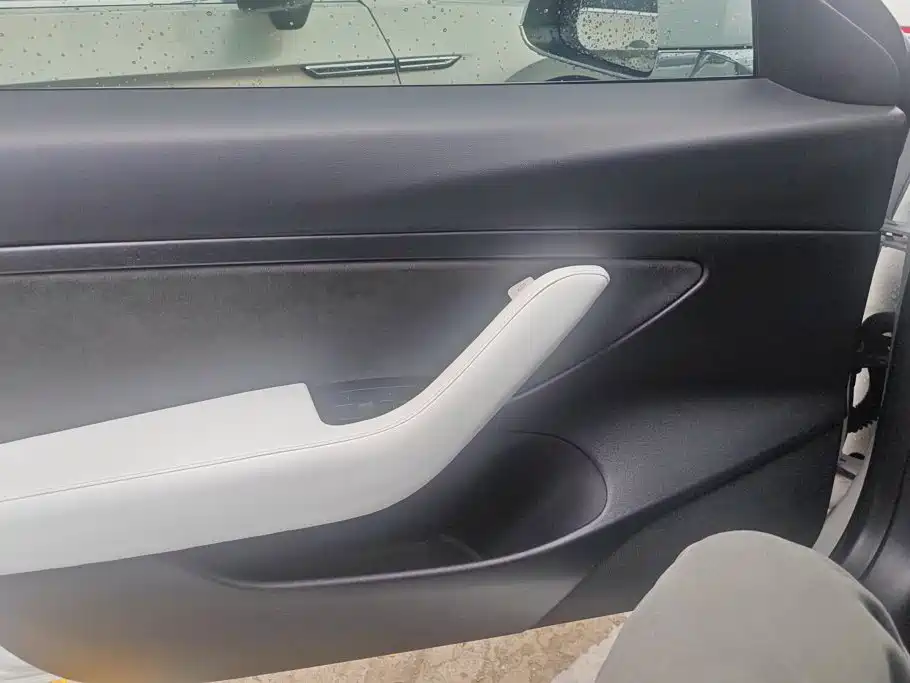 Tesla Model 3 — миниатюра 7