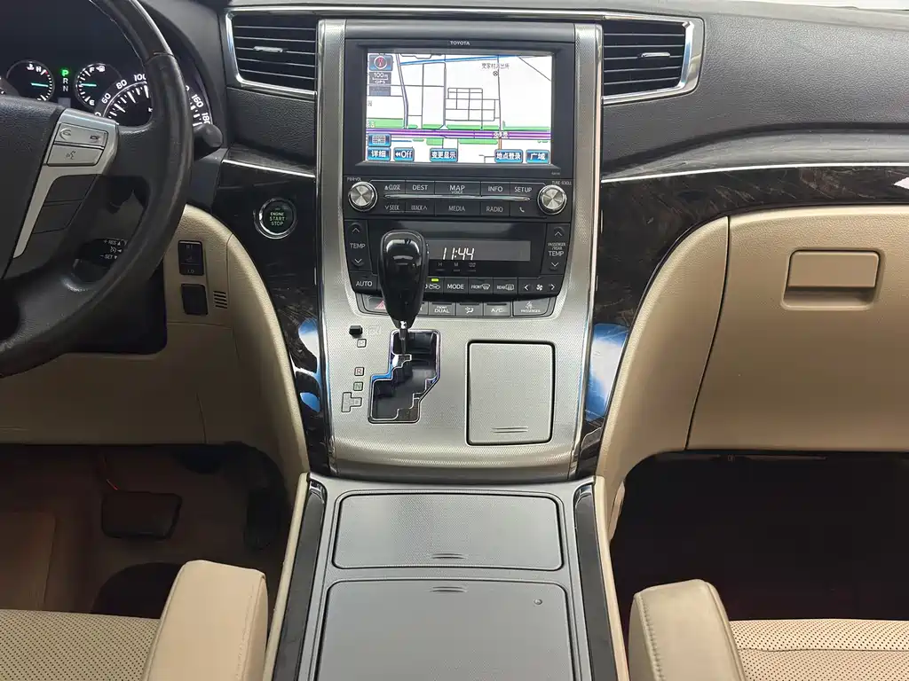 Toyota Alphard — миниатюра 40