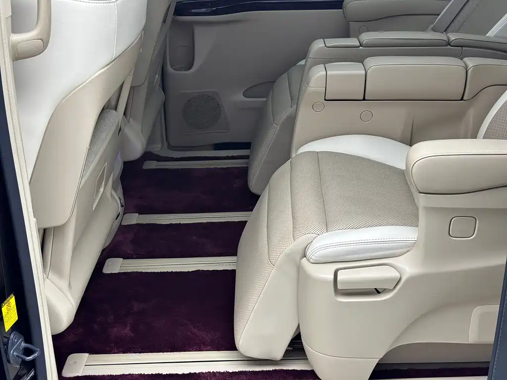 Toyota Alphard — миниатюра 32