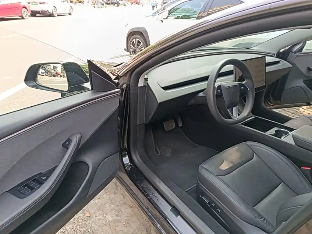 Tesla Model 3 — миниатюра 16