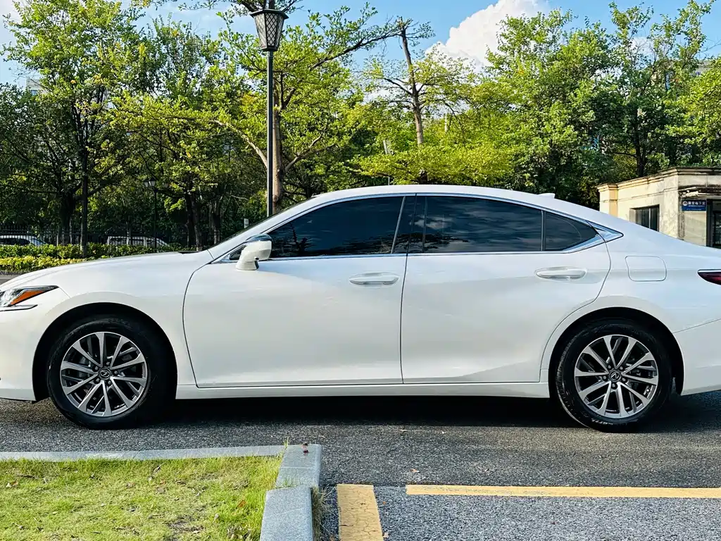 Lexus ES — миниатюра 8