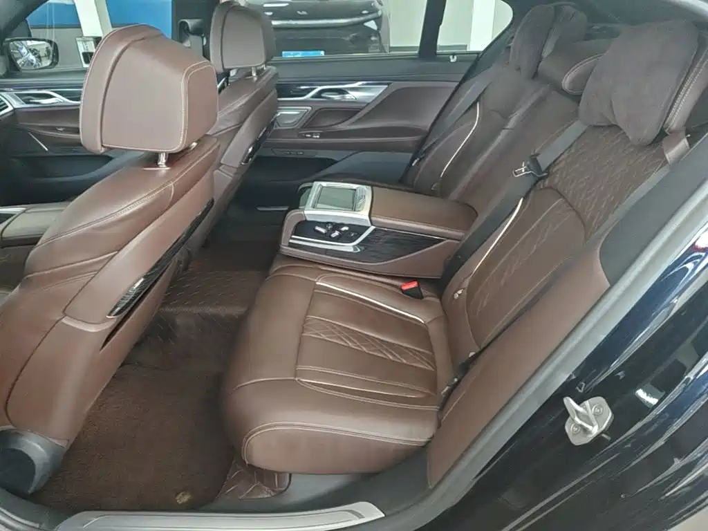 BMW 7 Series — миниатюра 17
