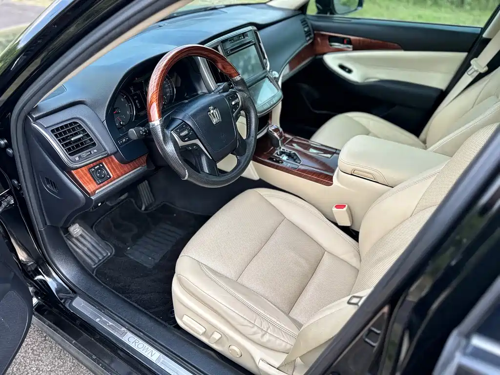 Toyota Crown — миниатюра 10