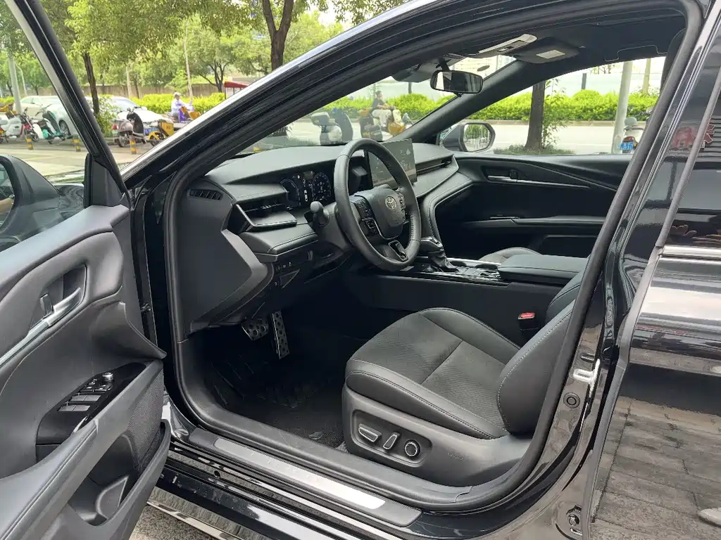 Toyota Camry — миниатюра 3