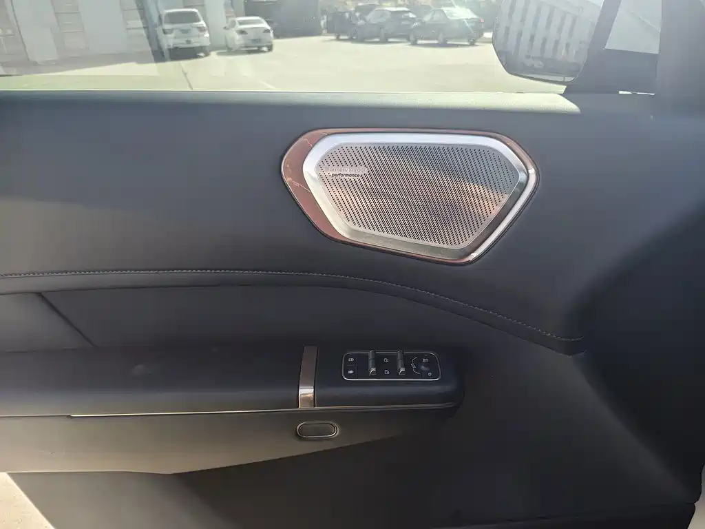 Lynk & Co 900 — миниатюра 8