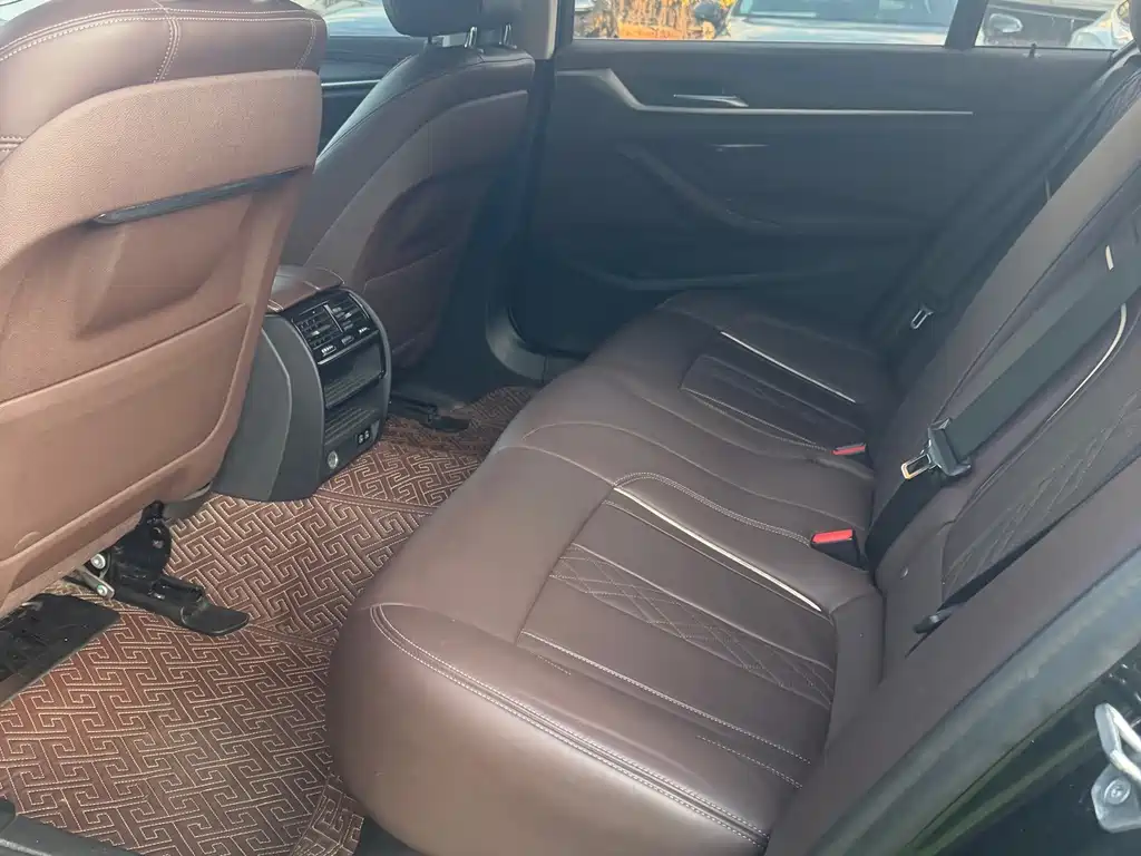 BMW 5 Series — миниатюра 6