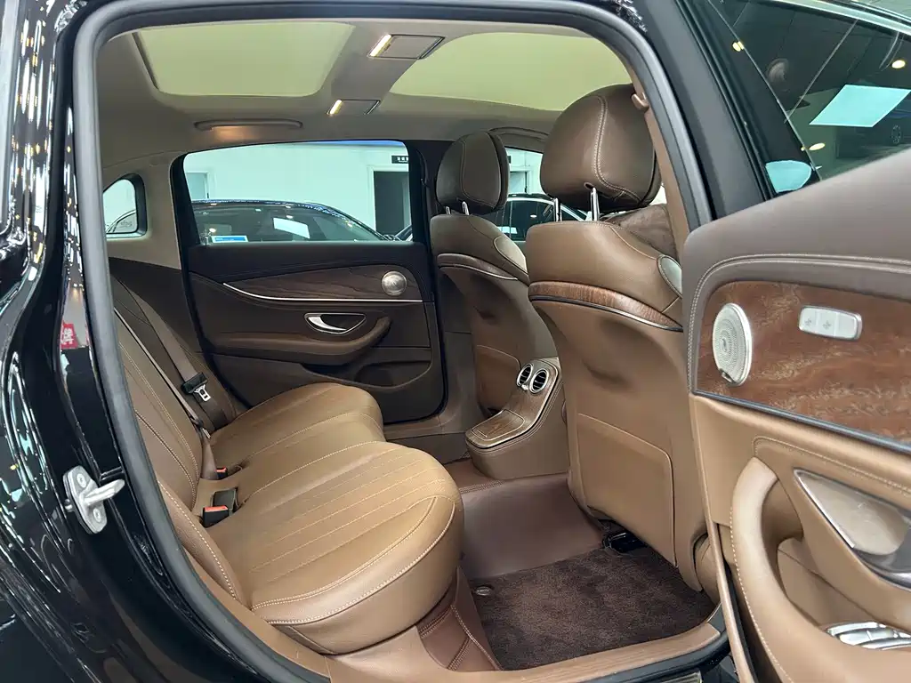 Mercedes-Benz E-Class — миниатюра 10