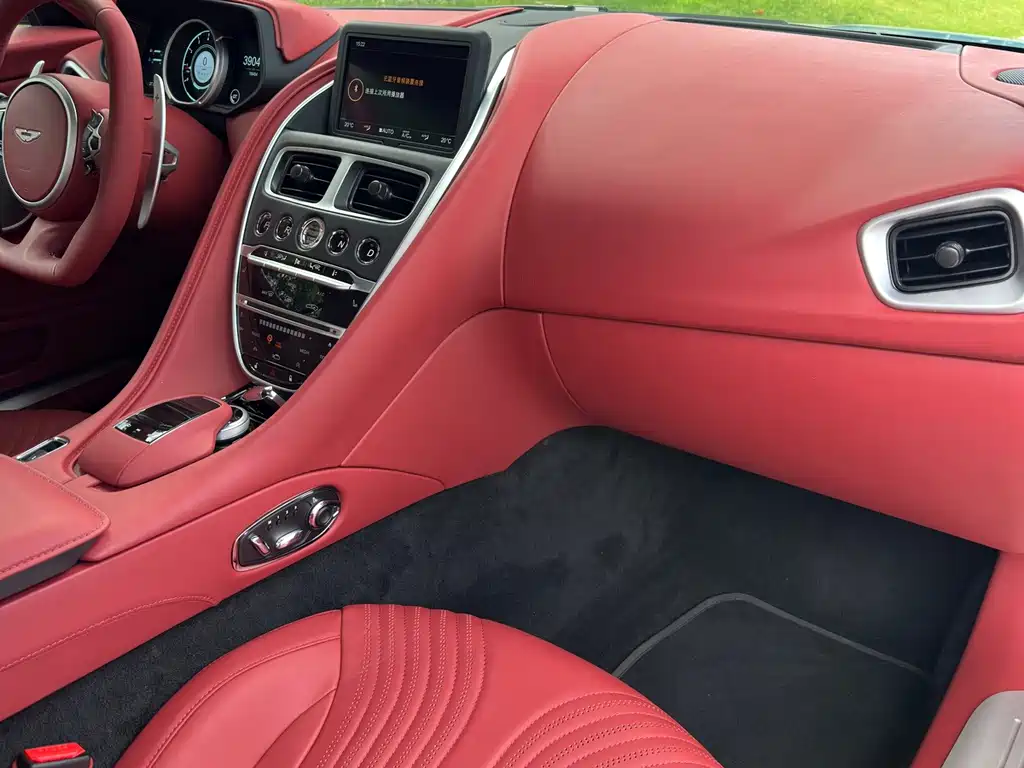 Aston Martin DB11 — миниатюра 12